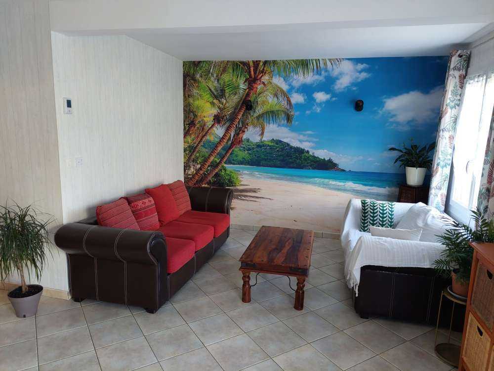 Bella spiaggia con palme