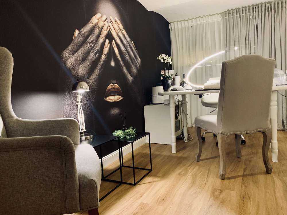 Donna con le mani davanti agli occhi