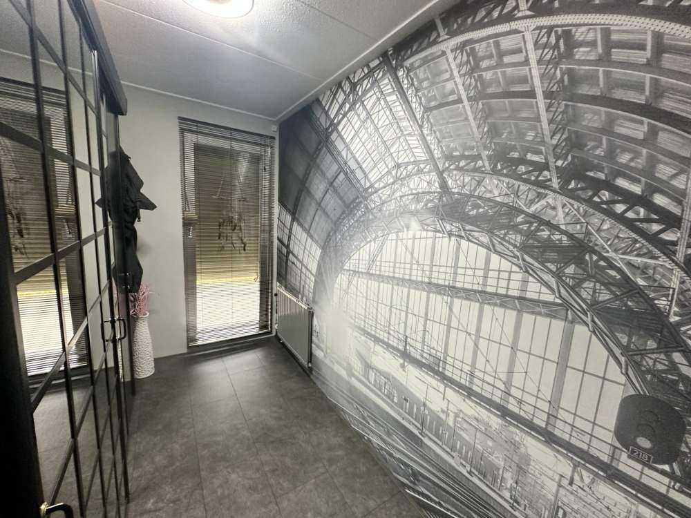 L'alba su una stazione in bianco e nero