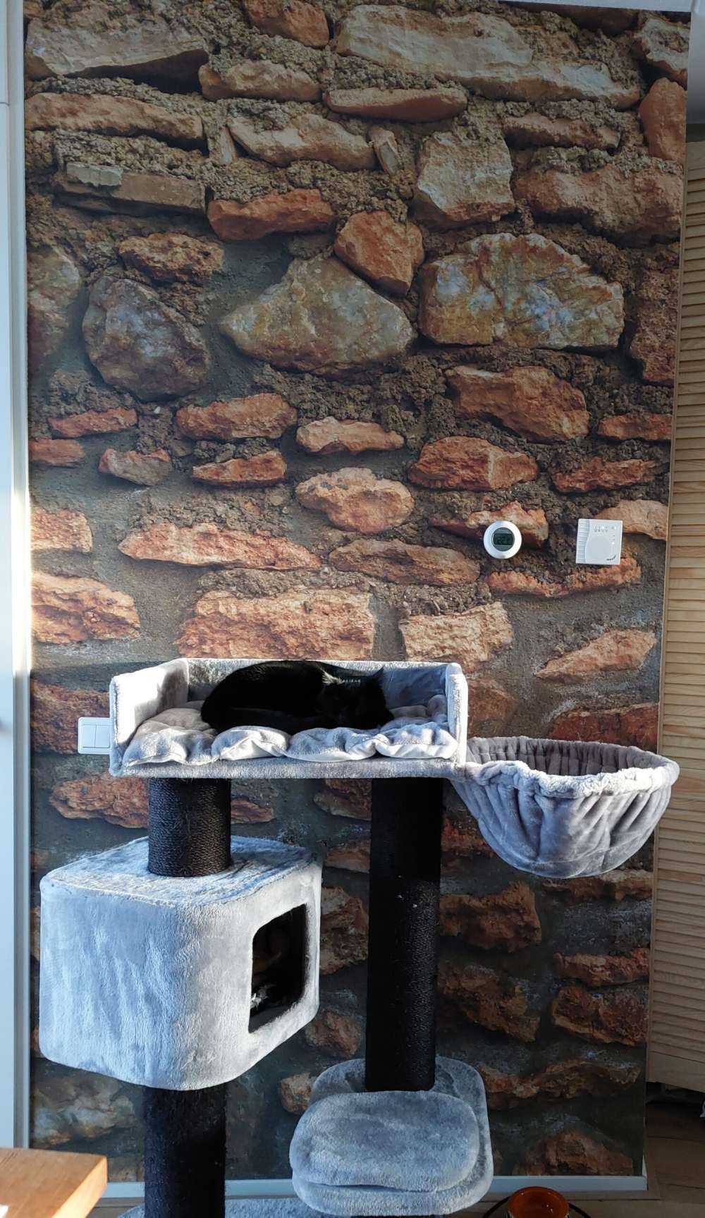 Grande parete con pietre grezze di diverse dimensioni