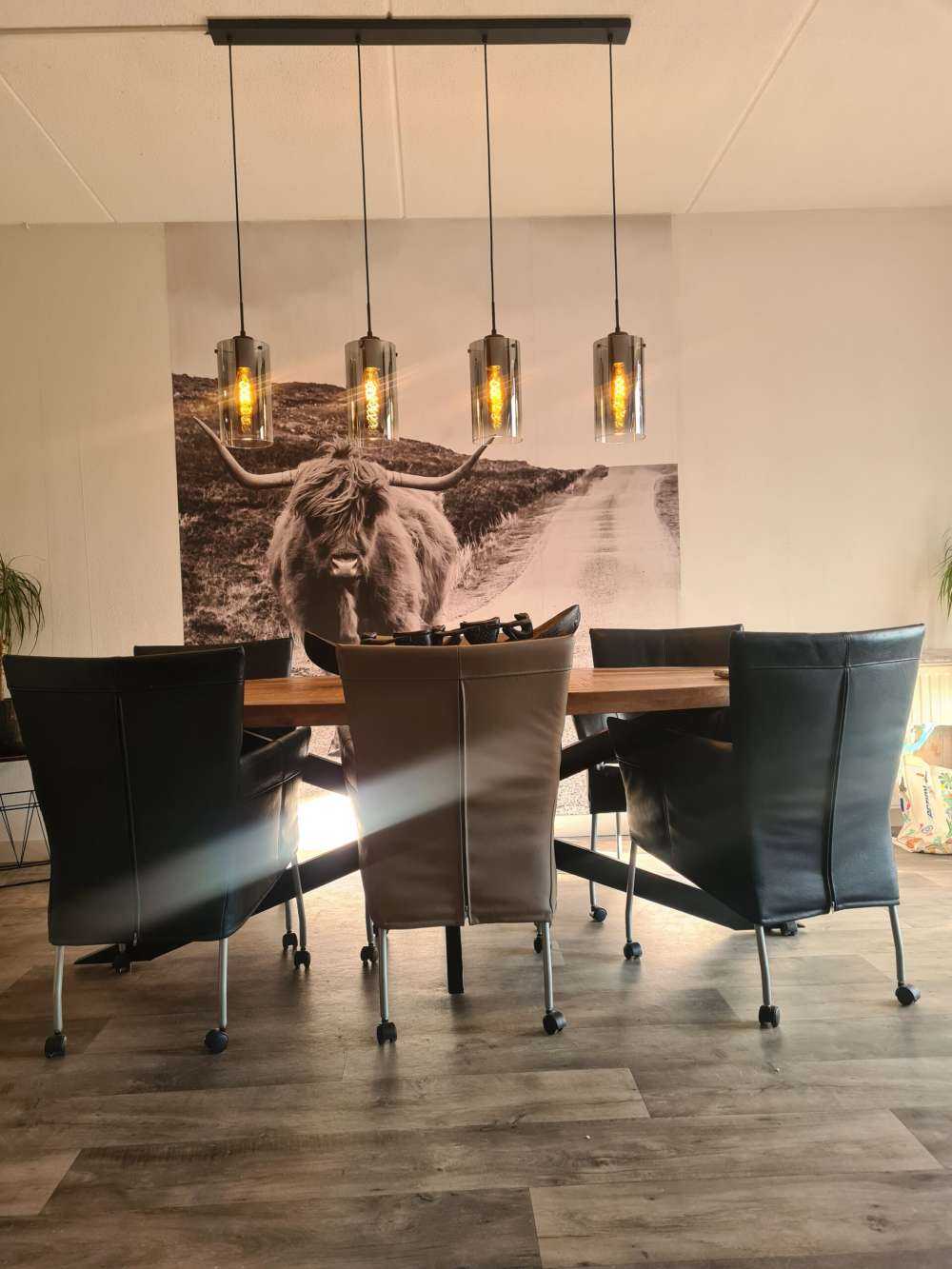 Highlander scozzese su una strada