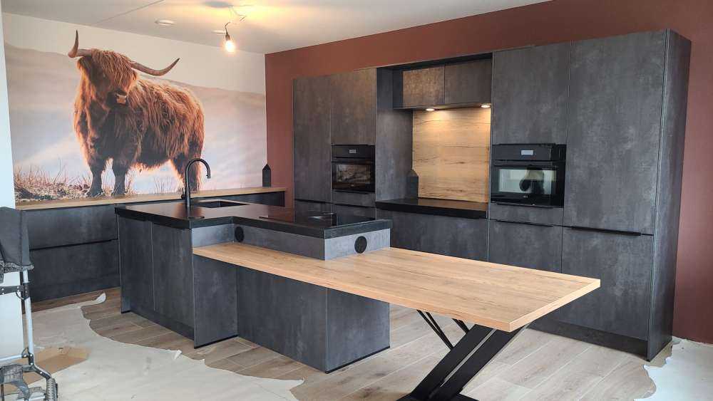 Highlander scozzese su una collina