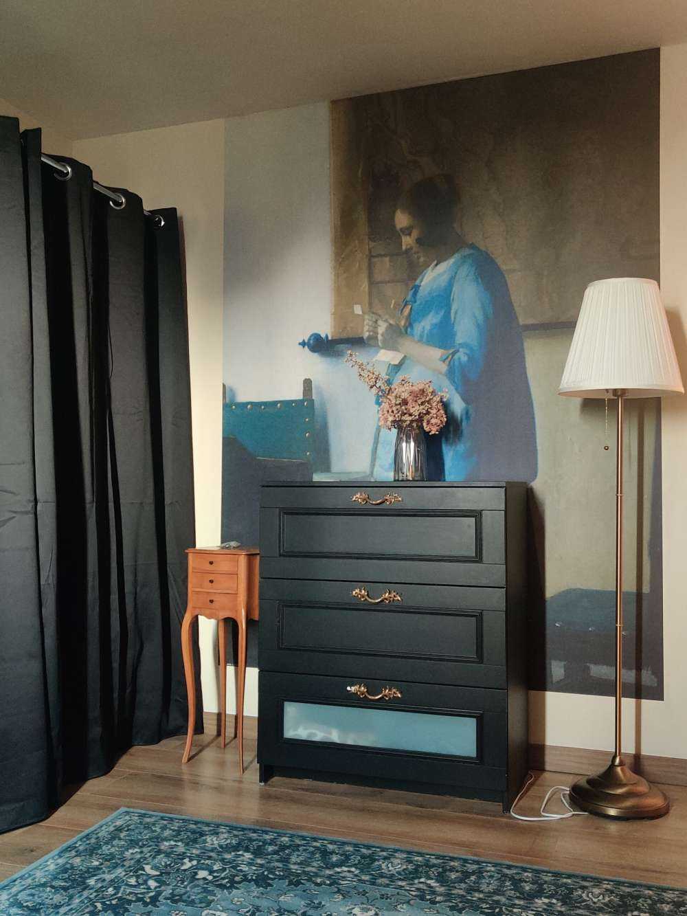 Donna che legge una lettera