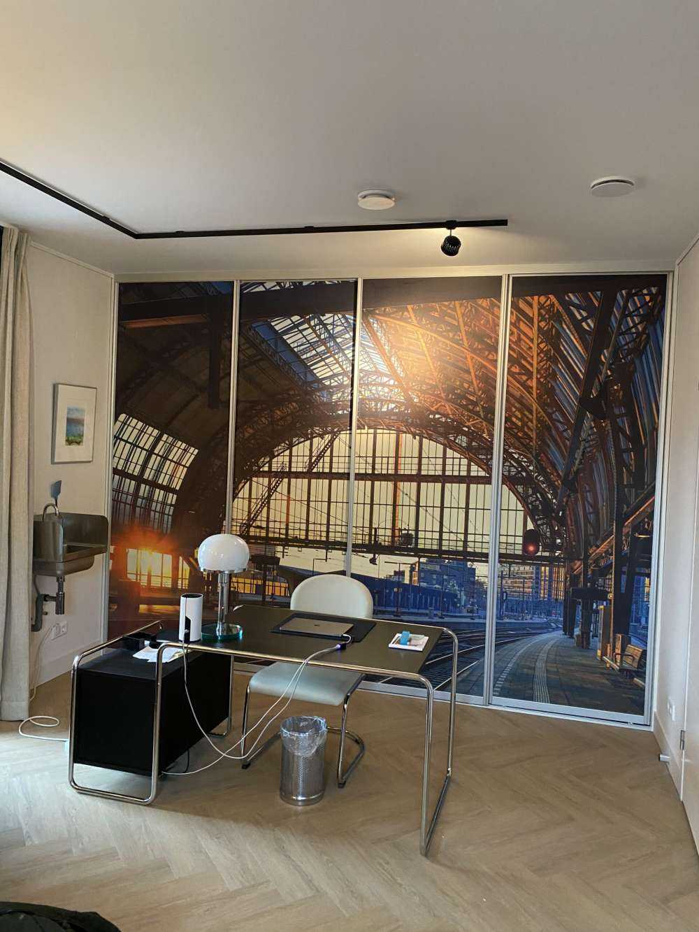 L'alba alla stazione