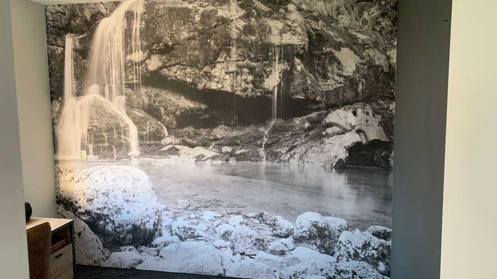 Cascata su un muro di pietra 