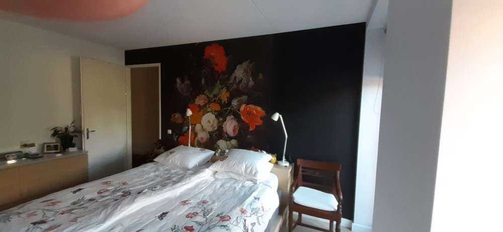 Natura morta con fiori e orologio