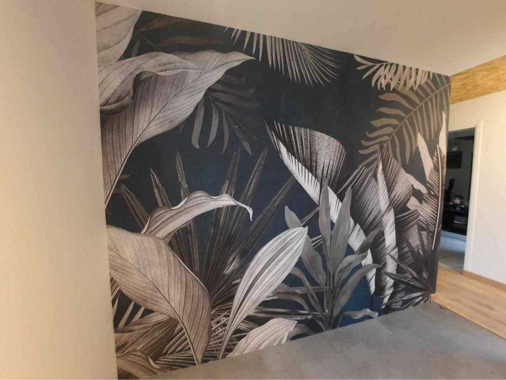 Foglie tropicali su sfondo blu