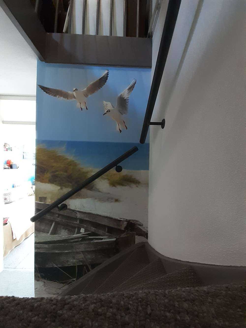 Vecchia barca da pesca, gabbiani, spiaggia e mare