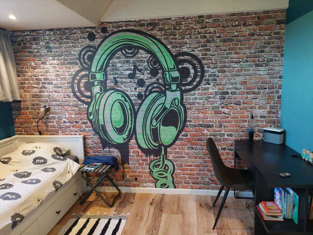 Graffiti su un vecchio muro di mattoni