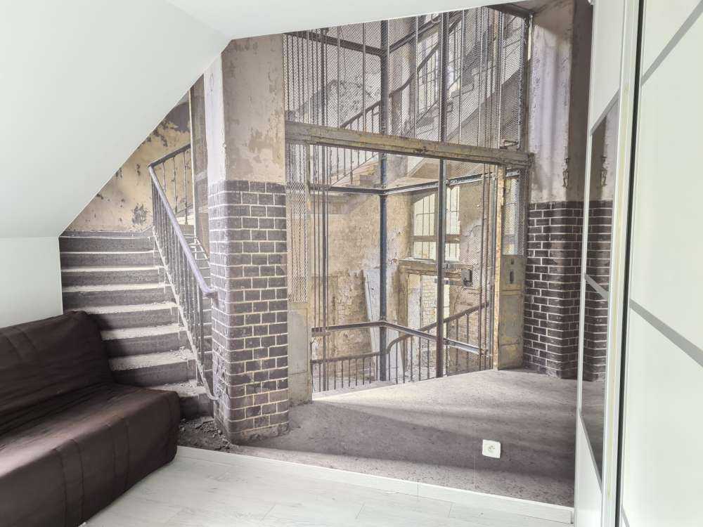 Vecchio pozzo dell'ascensore con scale