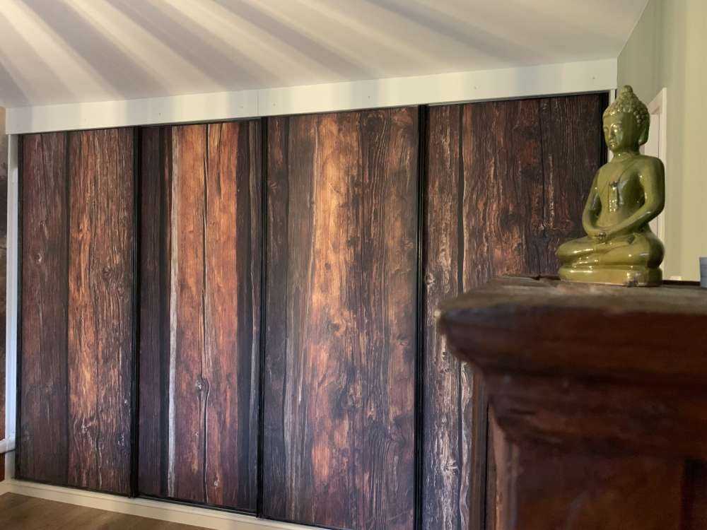 Legno verticale bruciato