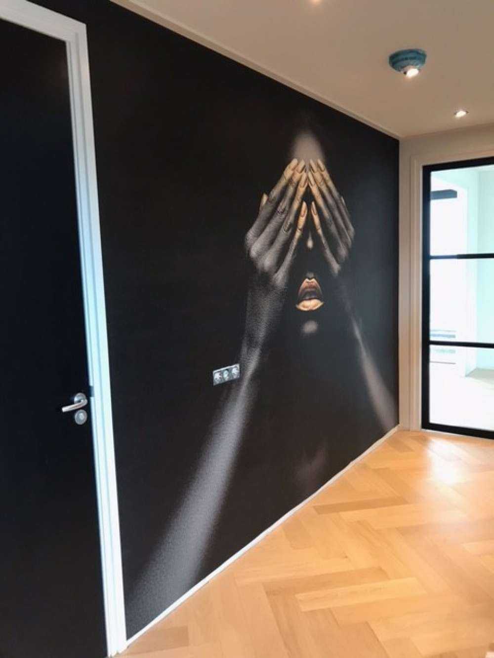 Donna con le mani davanti agli occhi