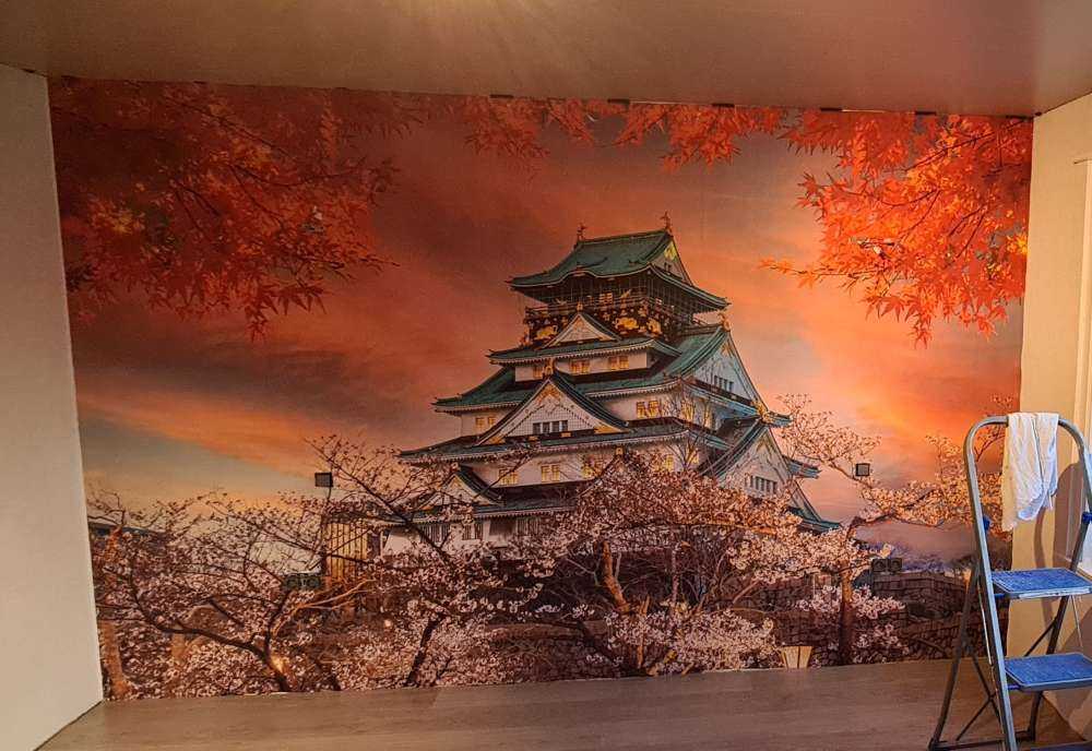 Il castello di Osaka tra gli alberi