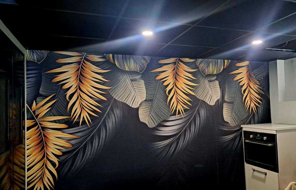 Foglie su sfondo scuro