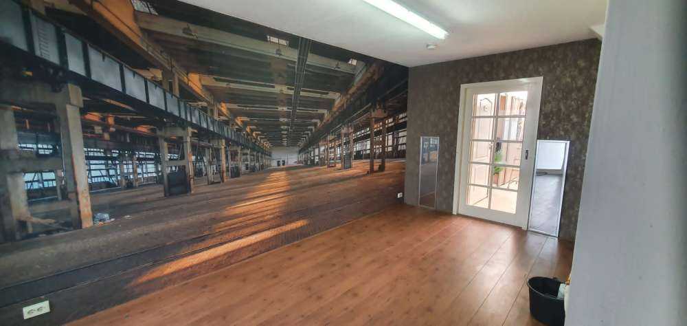 Vecchio garage abbandonato