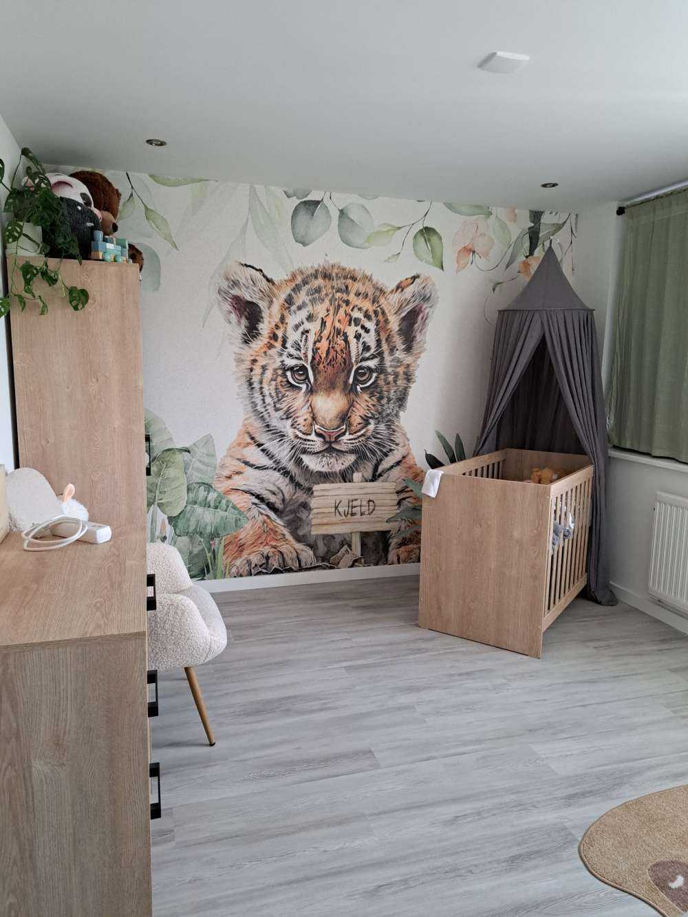 Simpatica tigre con piante