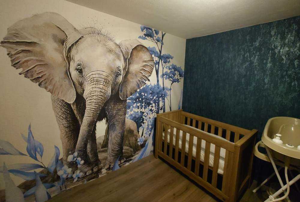 Elefante nella giungla blu