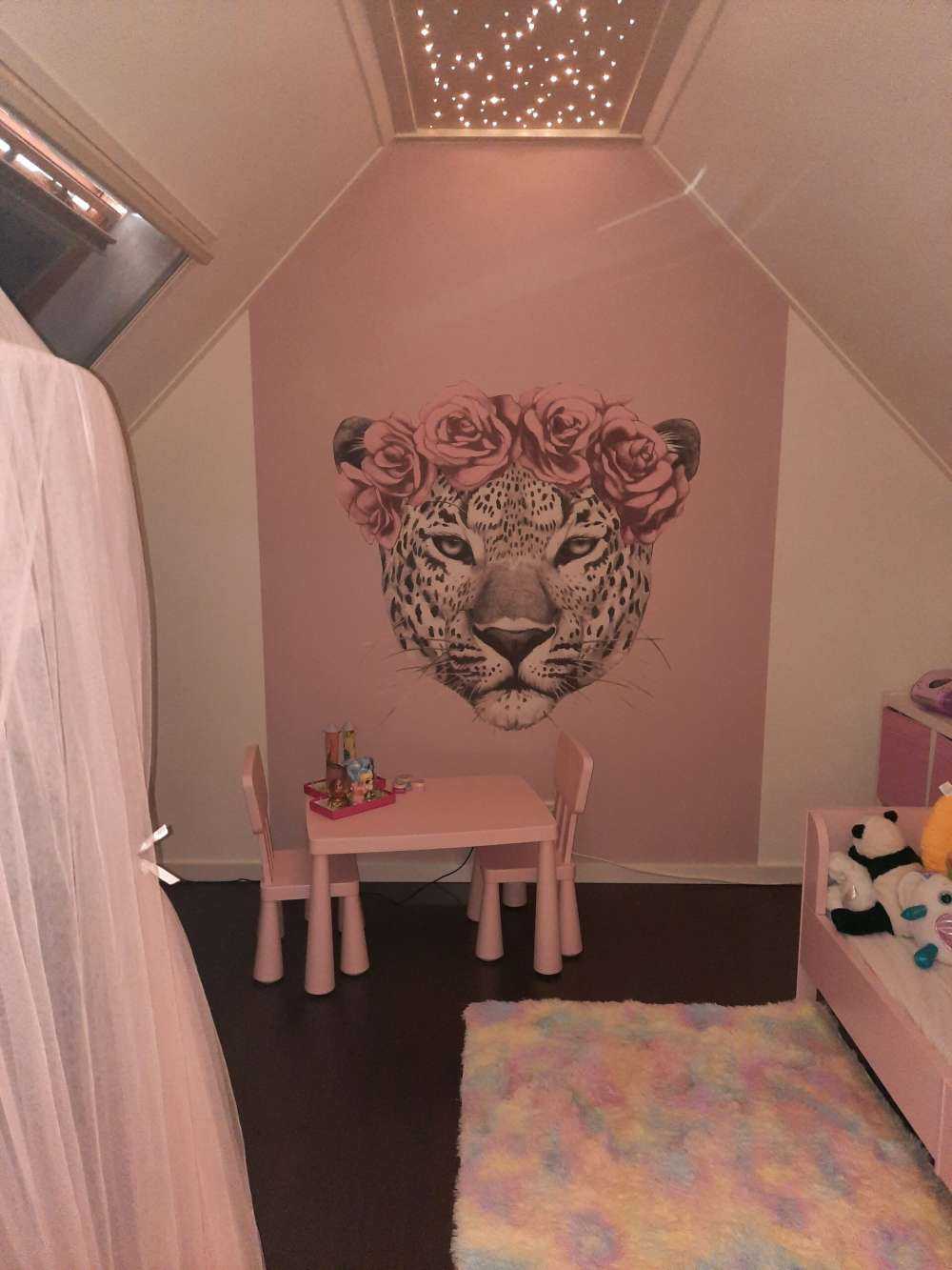 Leopardo con fiori rosa