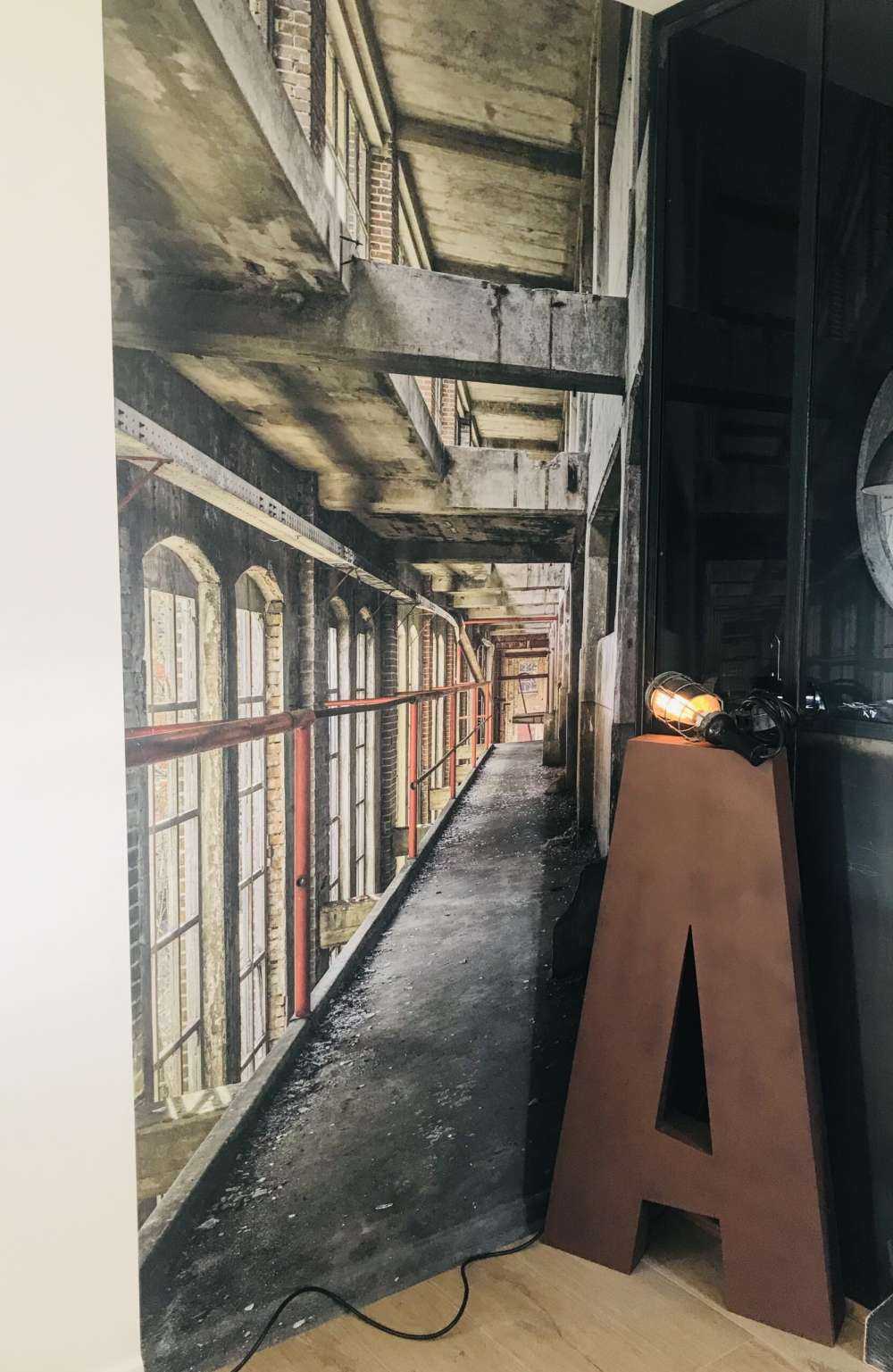 Passerella in un edificio abbandonato