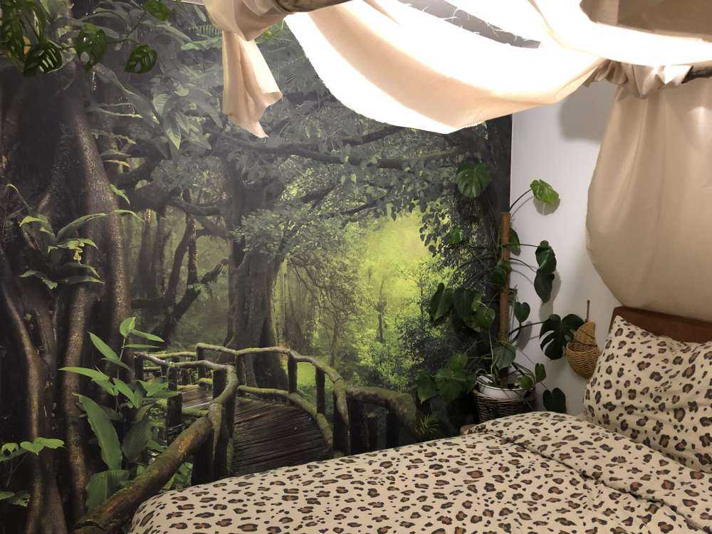 Ponte di legno attraverso una giungla verde