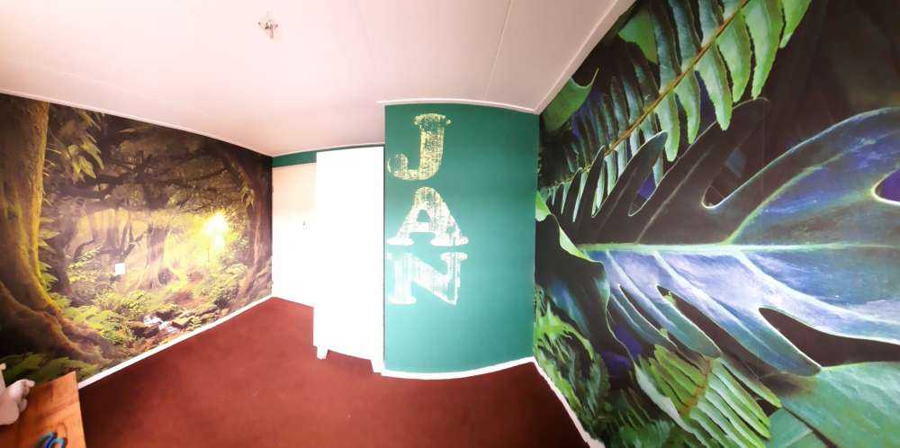 Giungla tropicale con luce solare