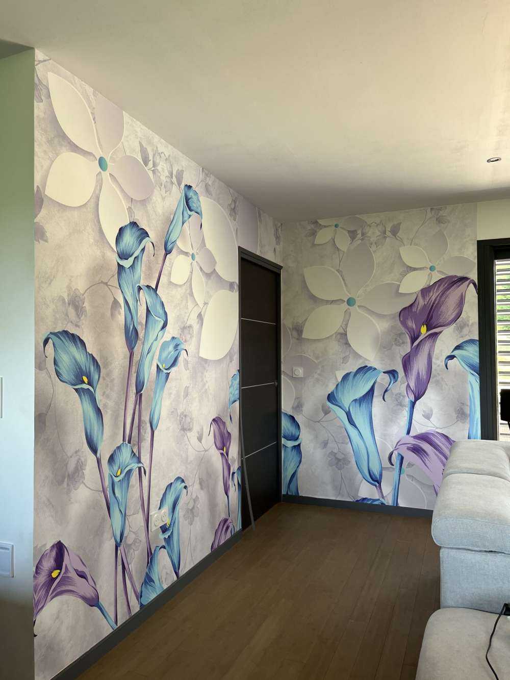 Flores blancas y azules