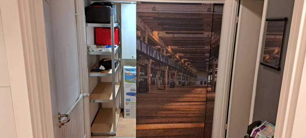 Vecchio garage abbandonato