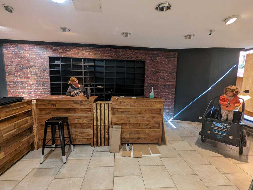 Vecchio muro di mattoni restaurato