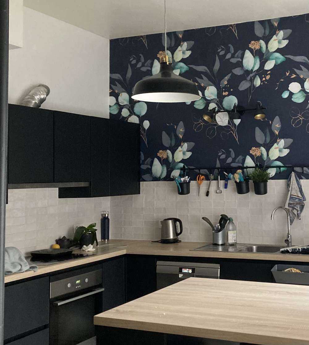 Foglie blu scuro con oro