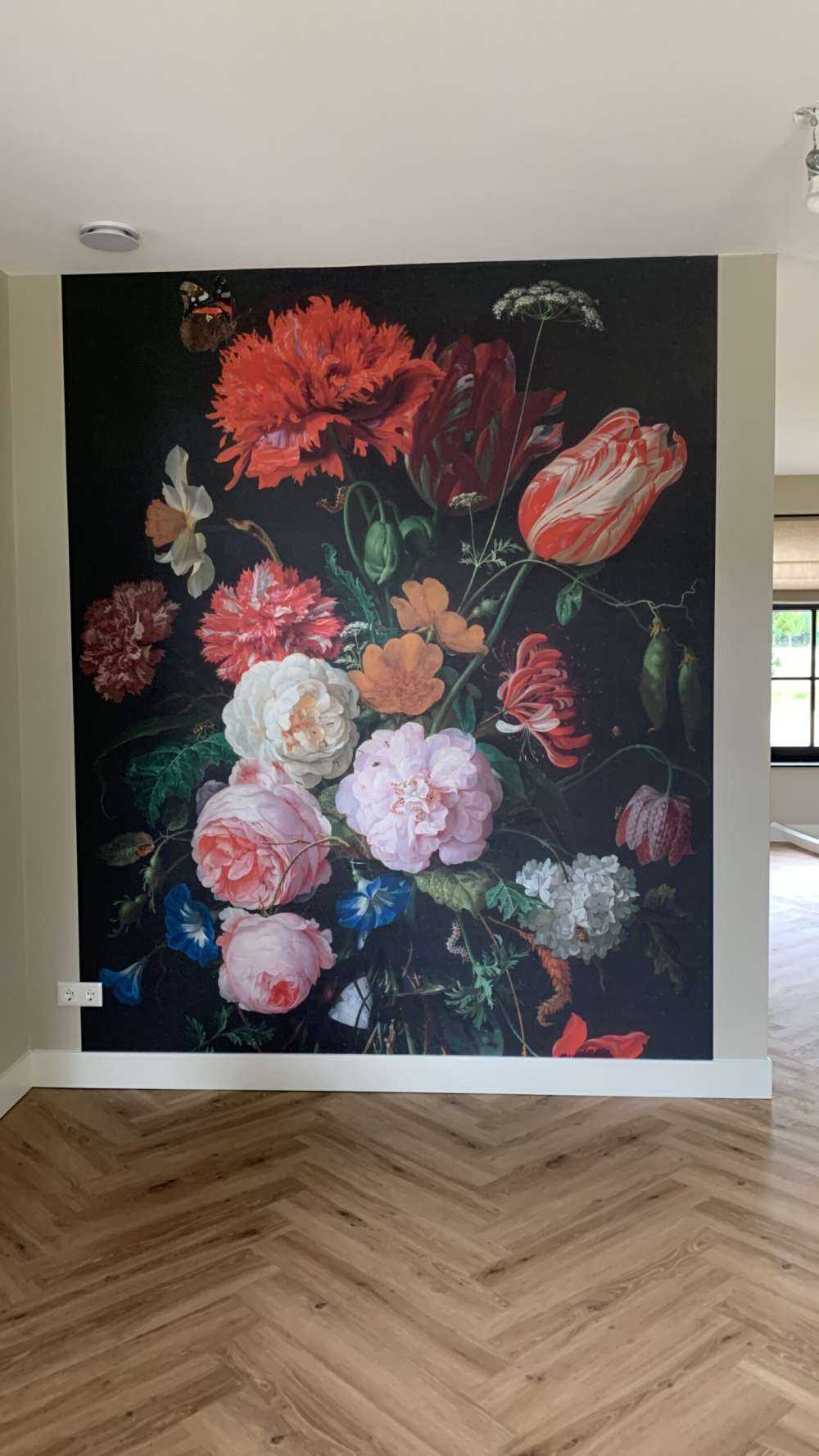 Natura morta con fiori in vaso di vetro