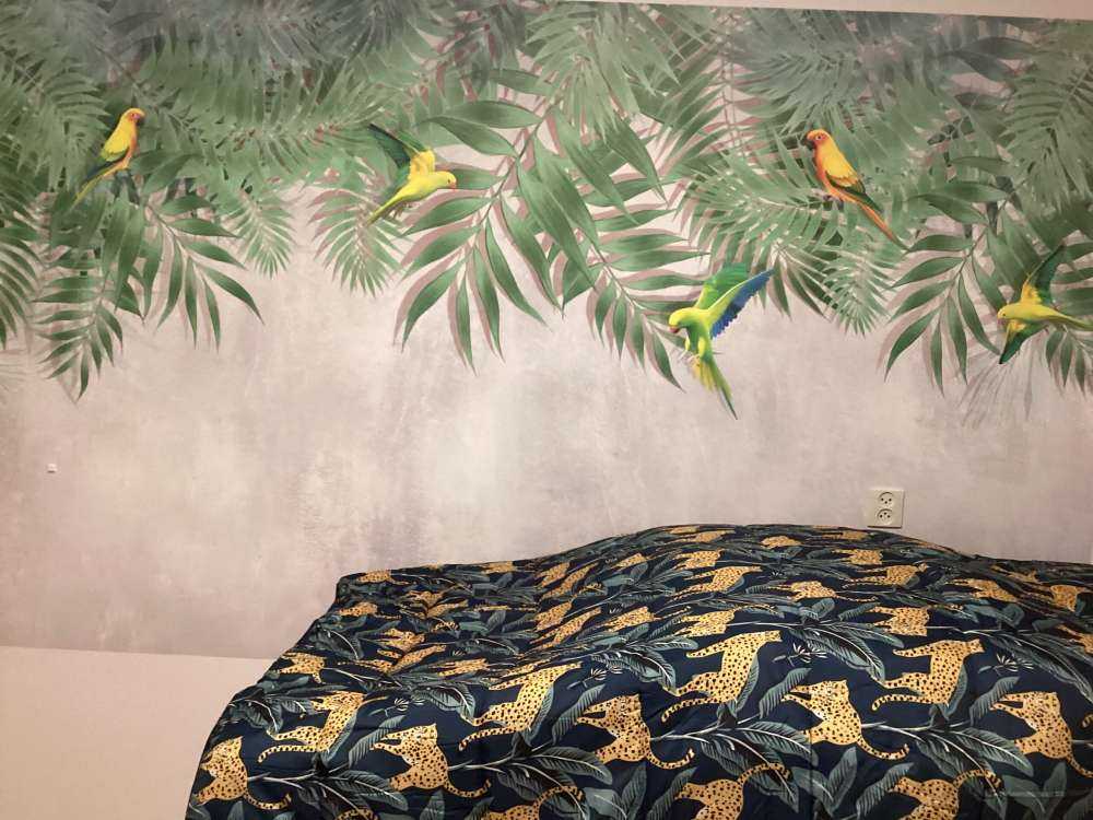 Hojas tropicales y periquitos