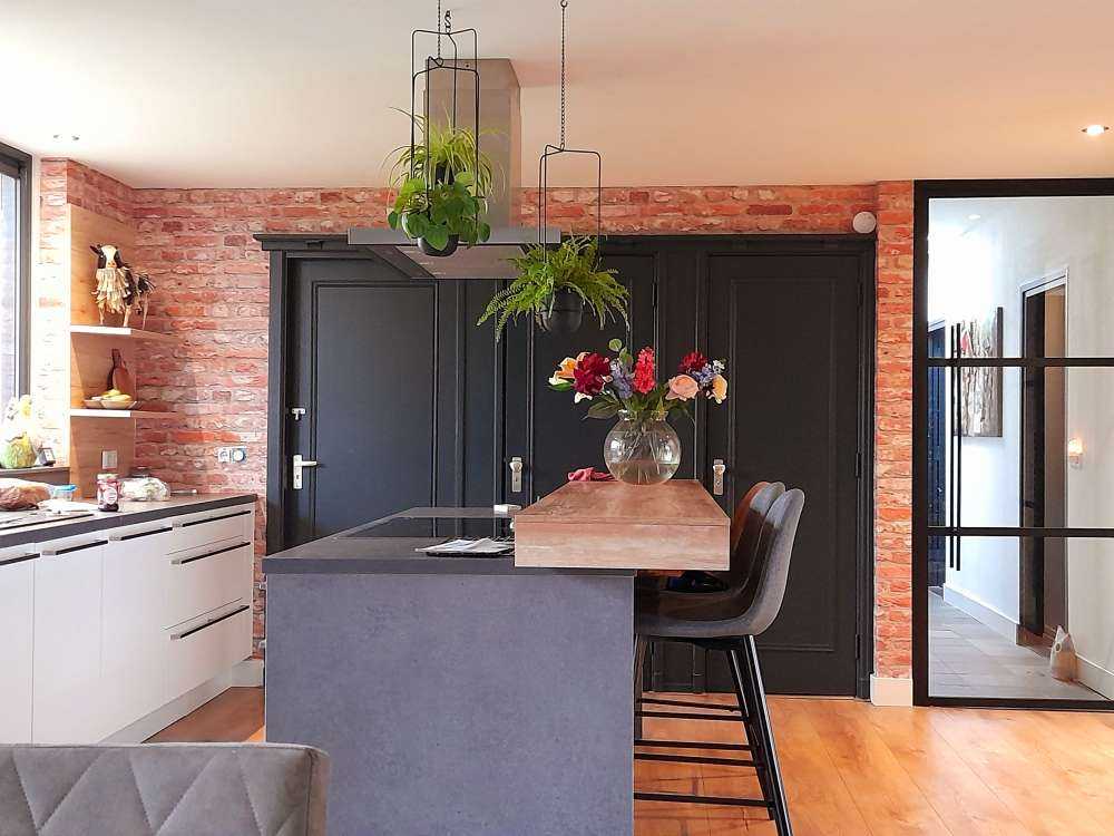 Muro con diversi colori di mattoni