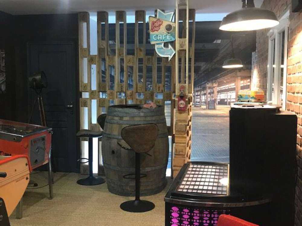 Vecchio garage abbandonato