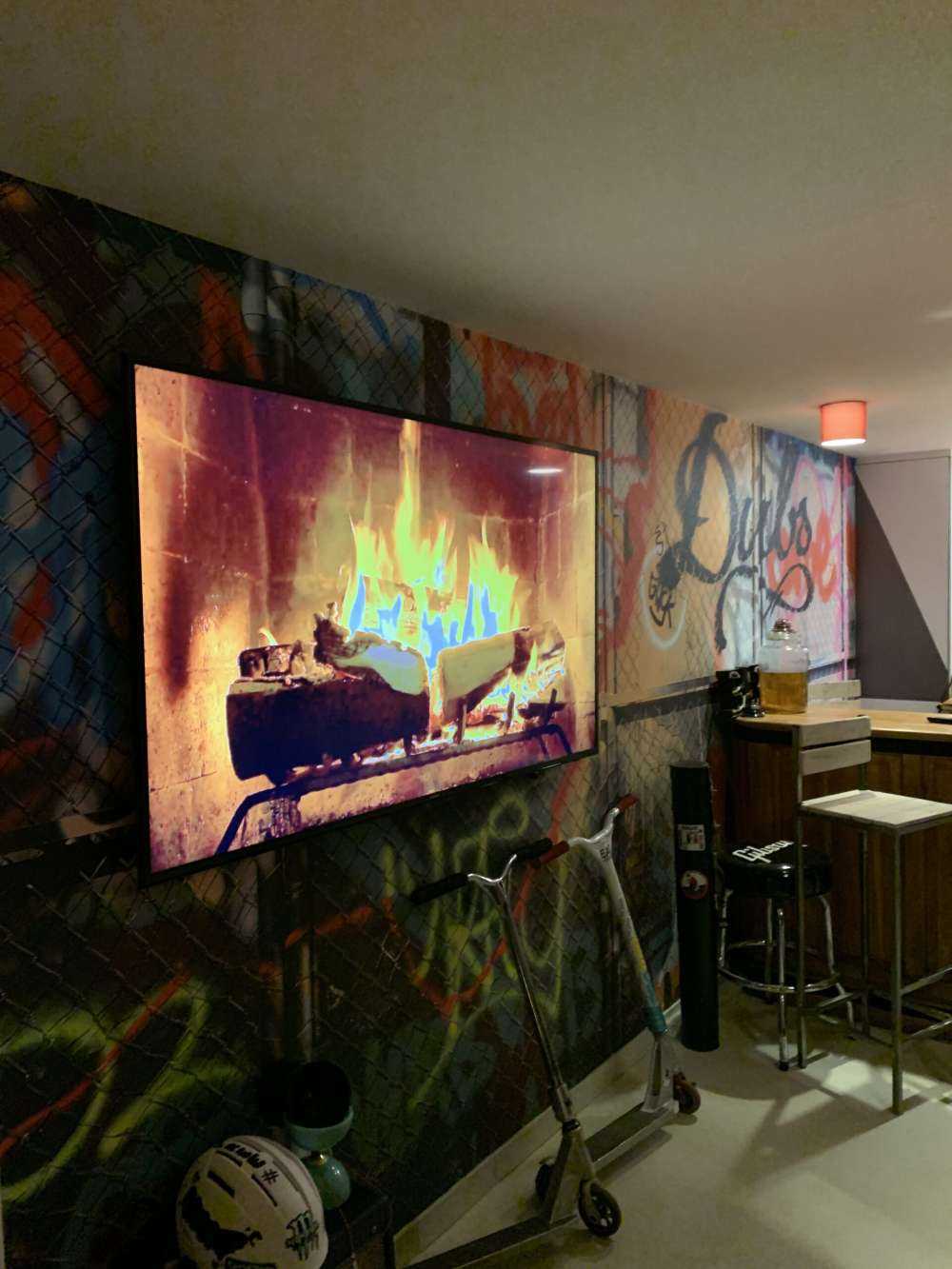 Graffiti su porte in acciaio