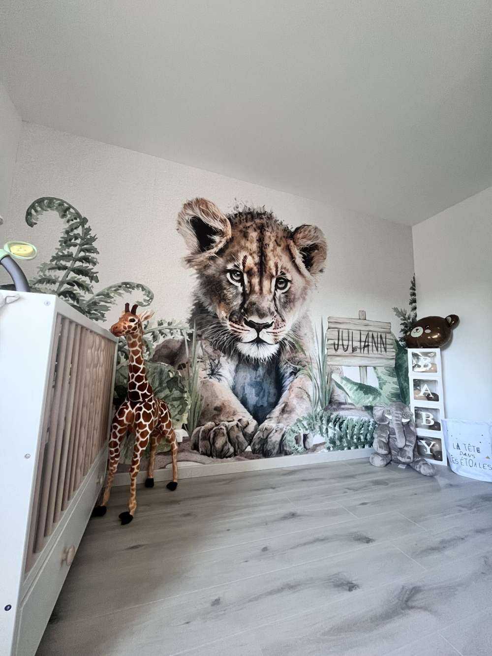 Giovane leone nella giungla