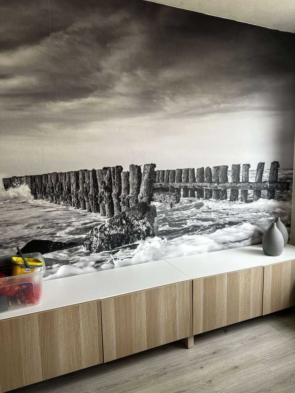 Mare spumeggiante in bianco e nero