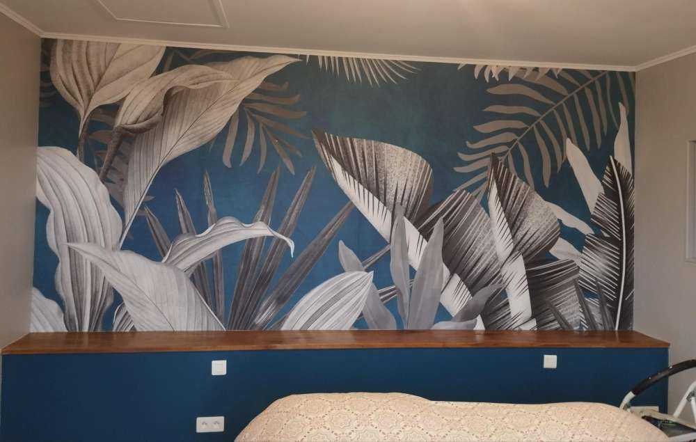 Foglie tropicali su sfondo blu