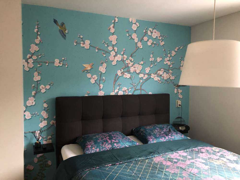 Árbol en flor dibujado con pájaros