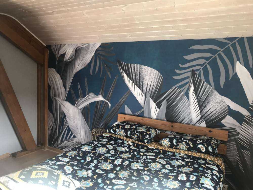 Foglie tropicali su sfondo blu