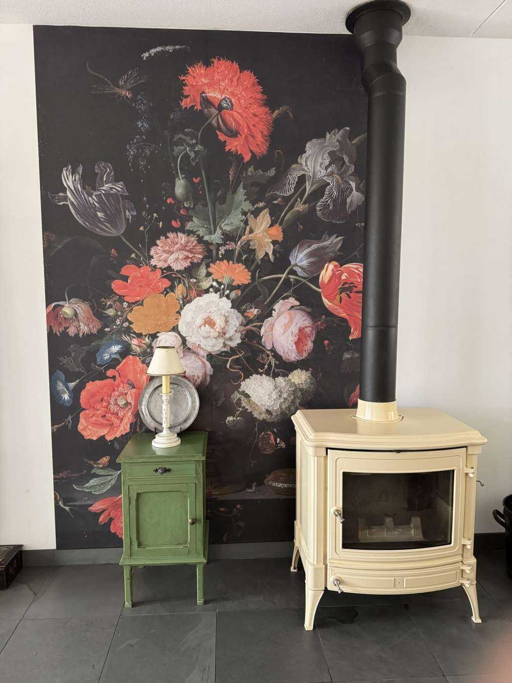 Natura morta con fiori e orologio