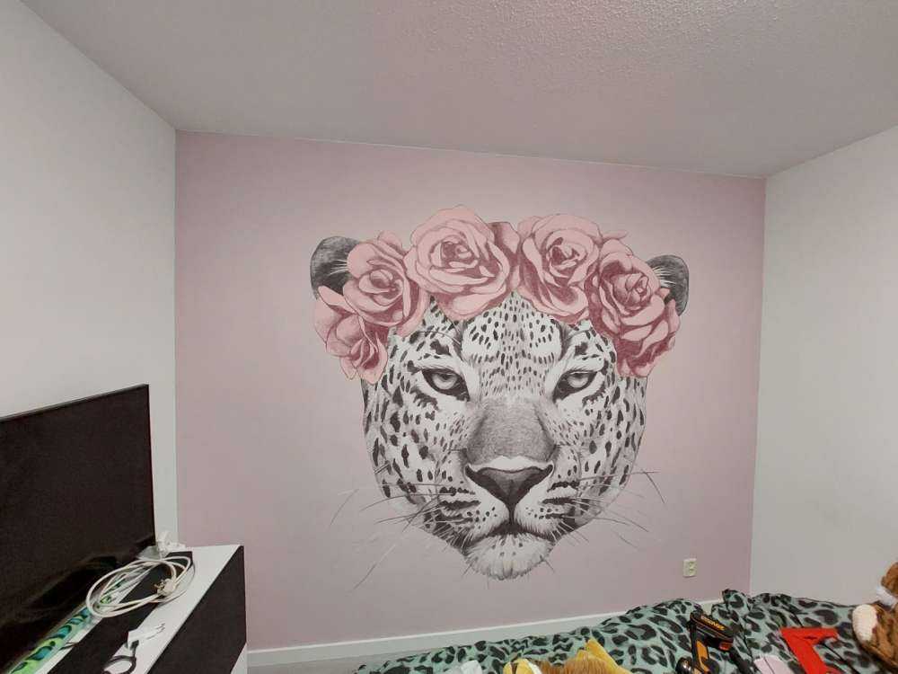 Leopardo con fiori rosa