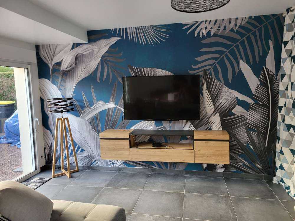 Foglie tropicali su sfondo blu