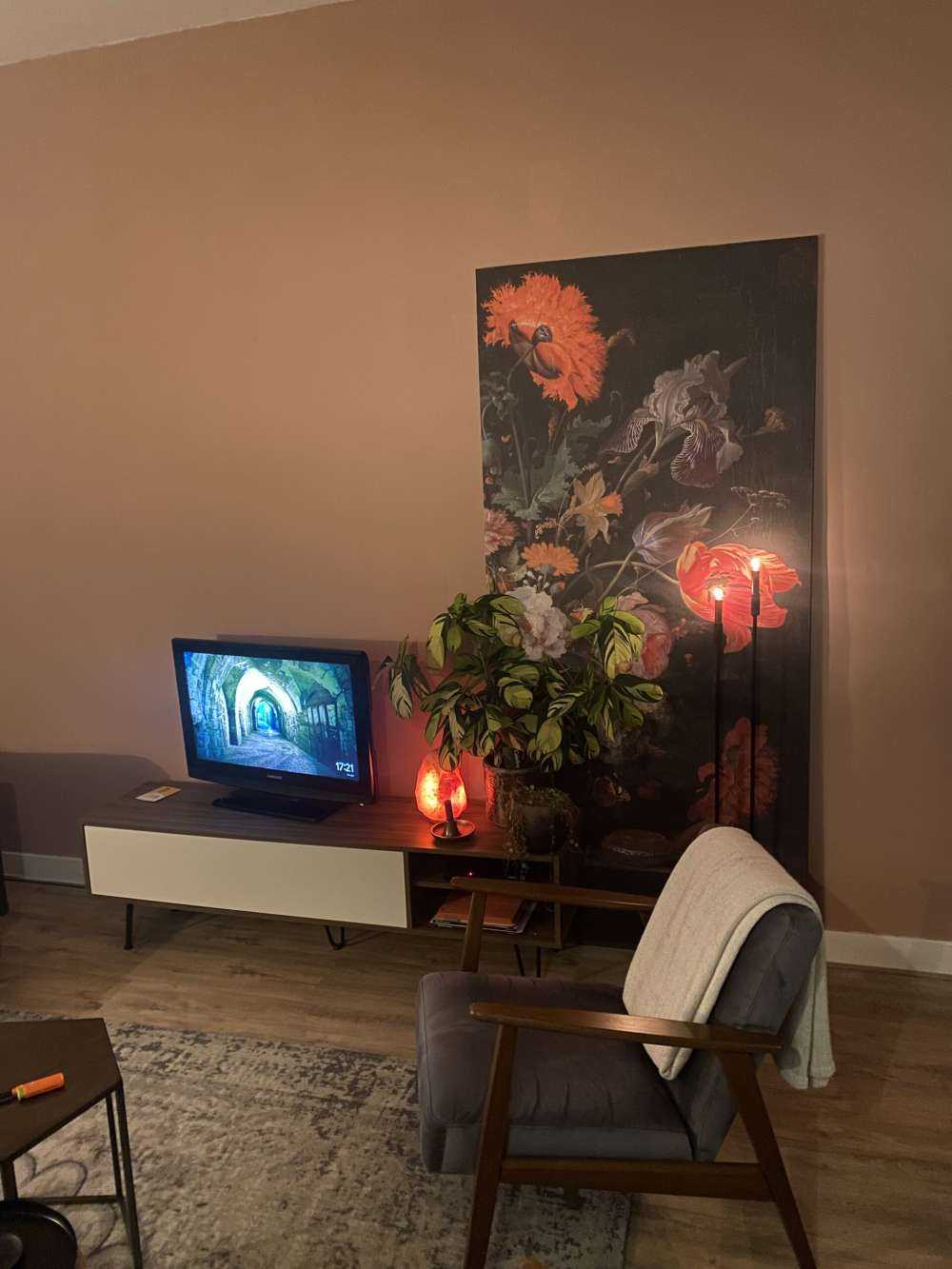 Natura morta con fiori e orologio