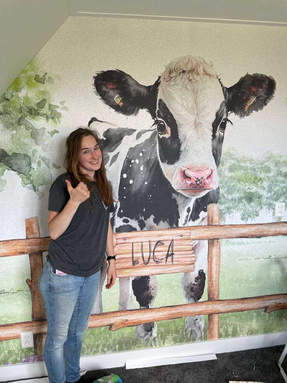 Giovane mucca in un prato