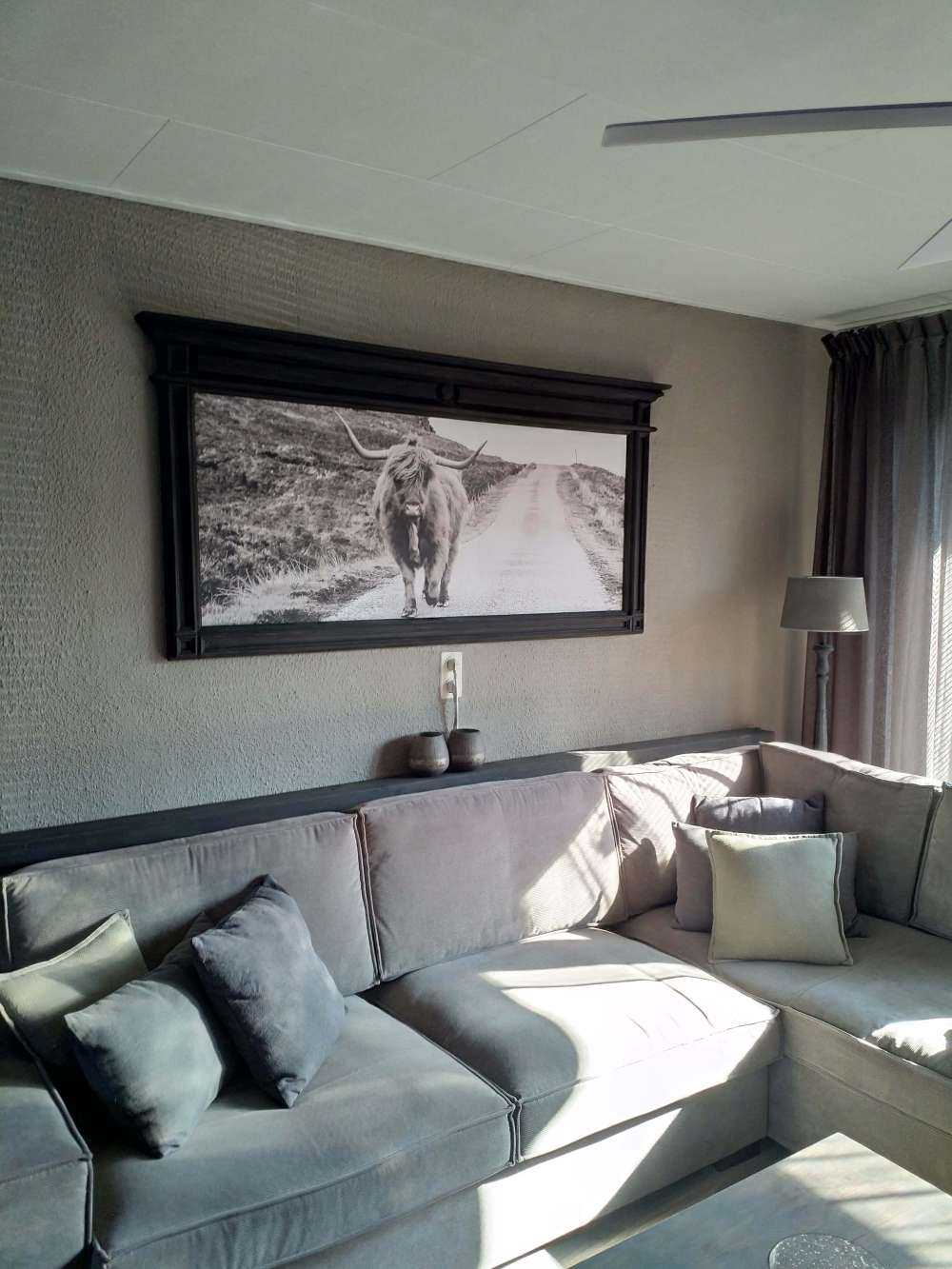 Highlander scozzese su una strada