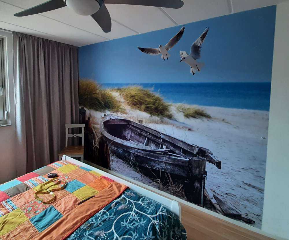 Vecchia barca da pesca, gabbiani, spiaggia e mare