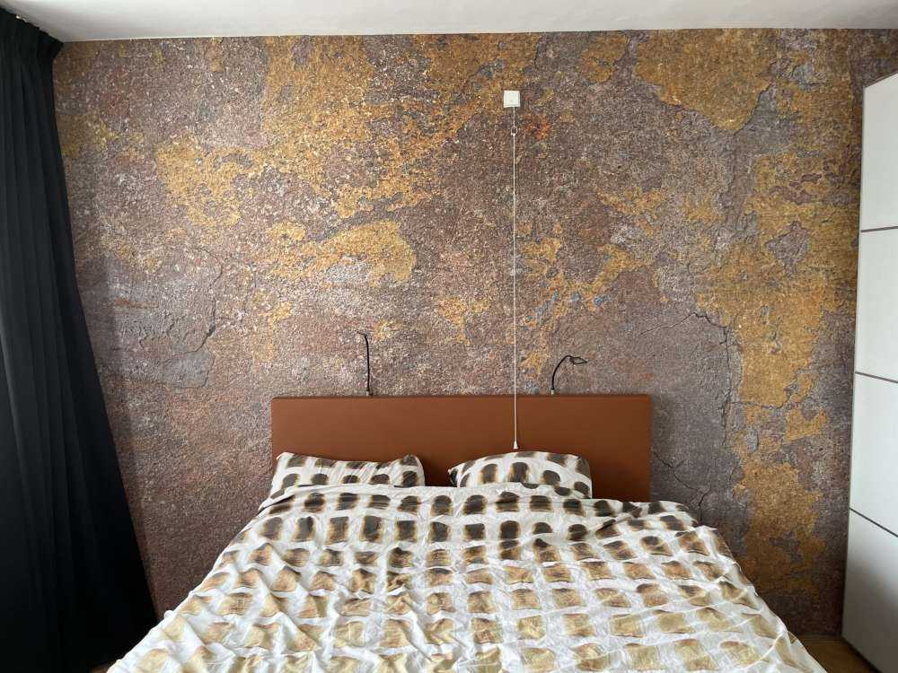 Vecchio muro con stucco giallo