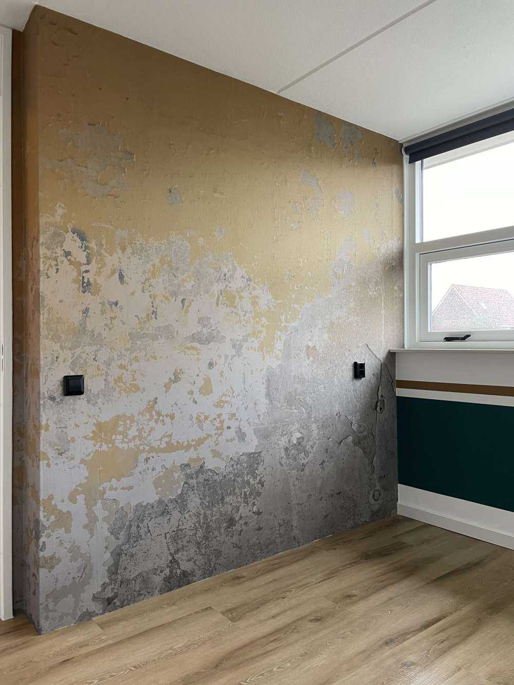 Muro giallo invecchiato