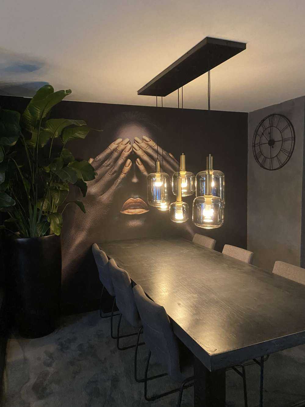 Donna con le mani davanti agli occhi