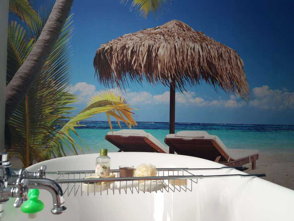 Sedie e ombrellone sulla spiaggia tropicale